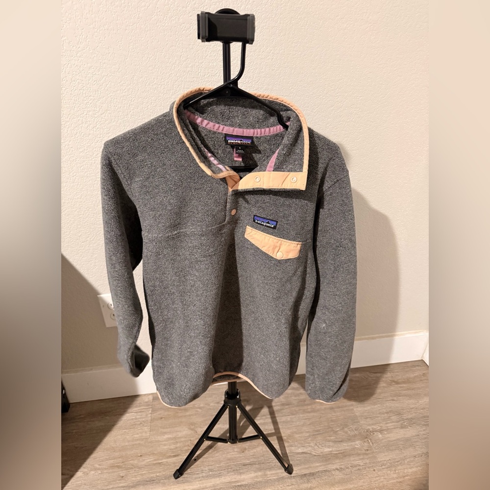 Patagonia Gray Fleece Pullover.